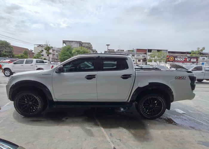 Used 1
                    ISUZU
                     for Sale Image