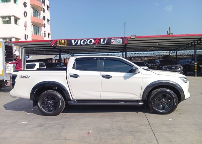 Used 10
                    ISUZU
                     for Sale Image
